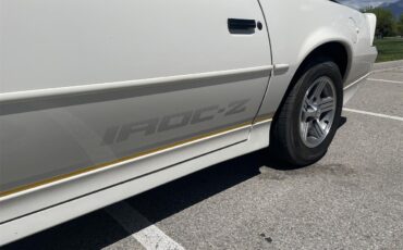 Chevrolet-Camaro-iroc-z-1989-White-Gray-5