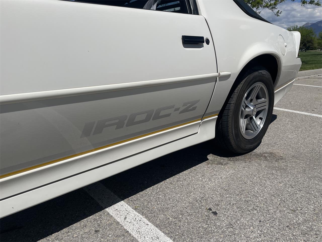 Chevrolet-Camaro-iroc-z-1989-White-Gray-5
