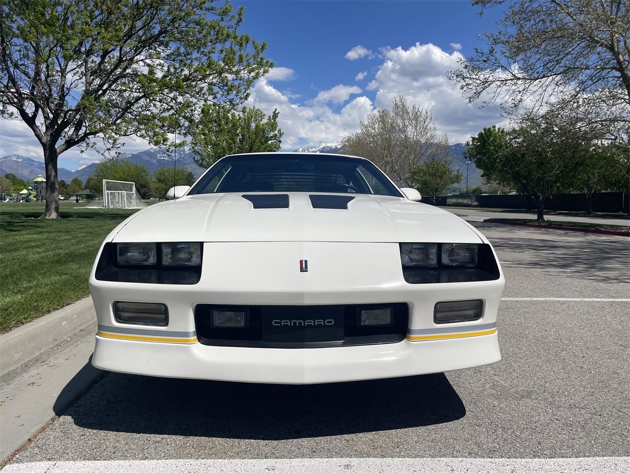 Chevrolet-Camaro-iroc-z-1989-White-Gray-9
