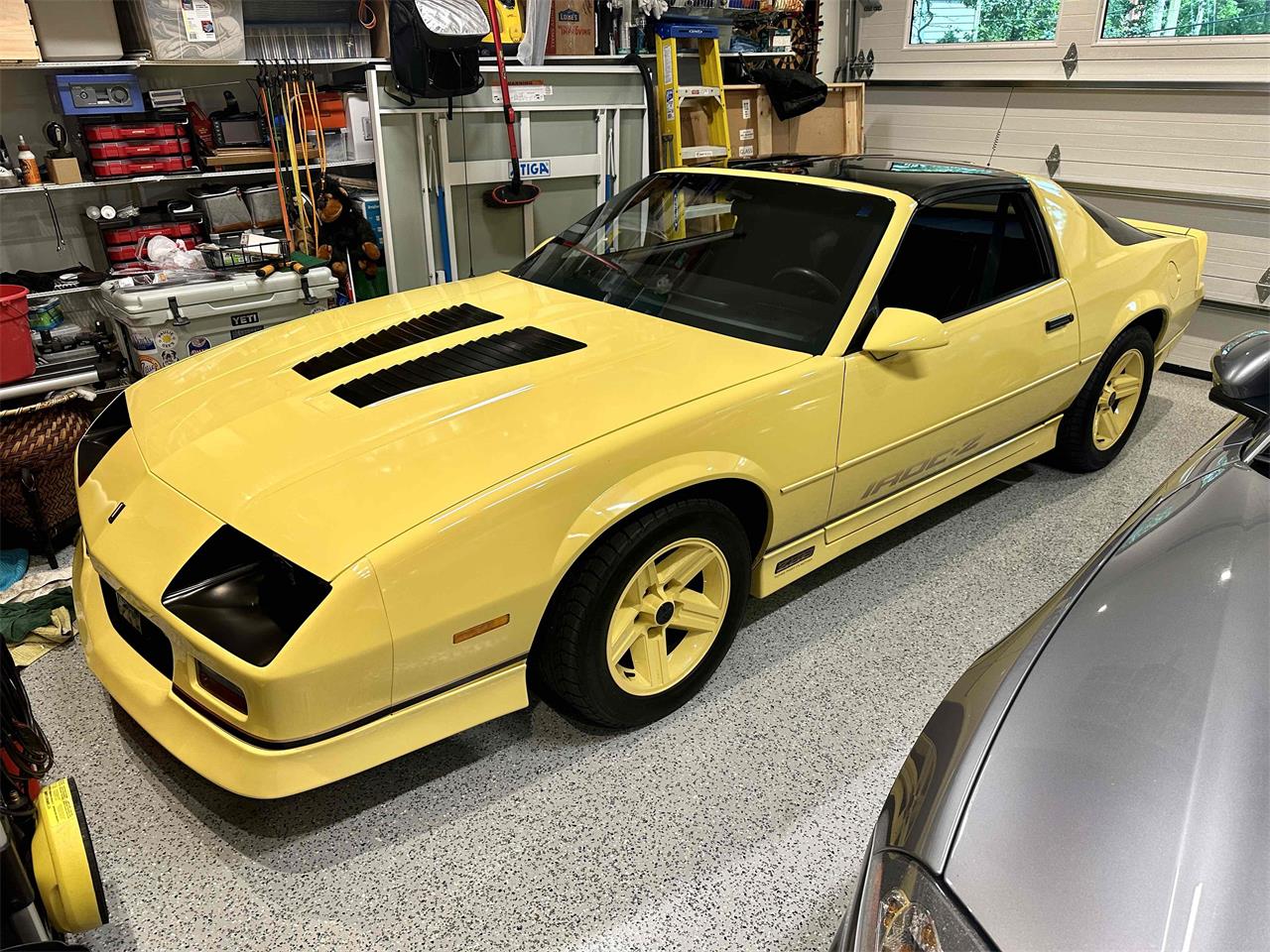 Chevrolet-Camaro-iroc-z28-1986-Yellow-Black-10