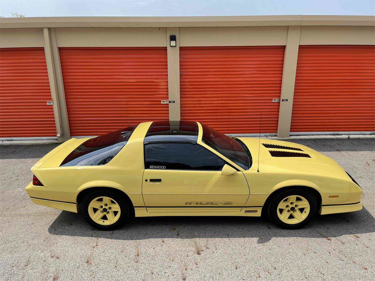 Chevrolet-Camaro-iroc-z28-1986-Yellow-Black-17
