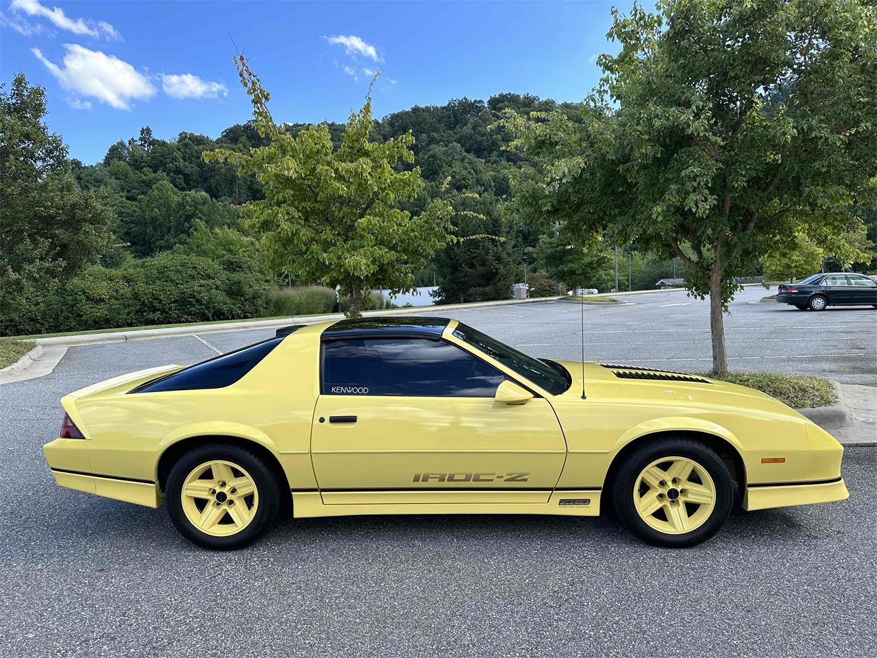 Chevrolet-Camaro-iroc-z28-1986-Yellow-Black-2