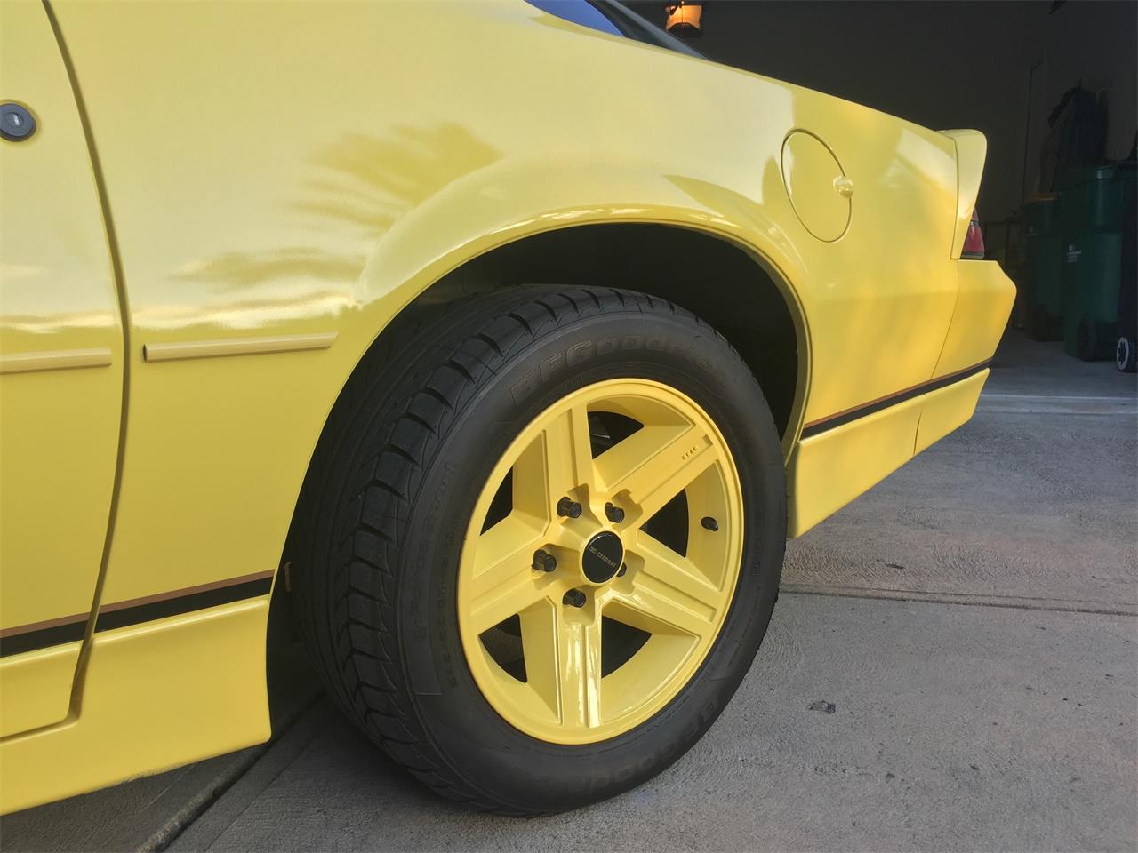 Chevrolet-Camaro-iroc-z28-1986-Yellow-Black-24
