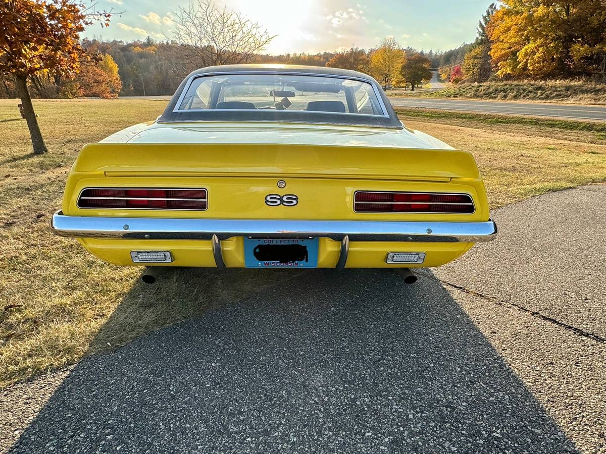 Chevrolet-Camaro-on-1969-yellow