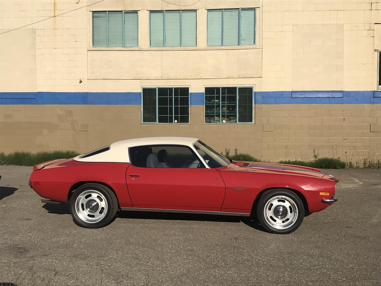 Chevrolet-Camaro-rs-1972-Red-white-vinyl-ro-White-2