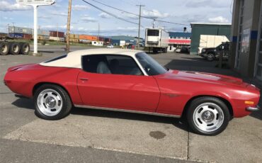 Chevrolet-Camaro-rs-1972-Red-white-vinyl-ro-White
