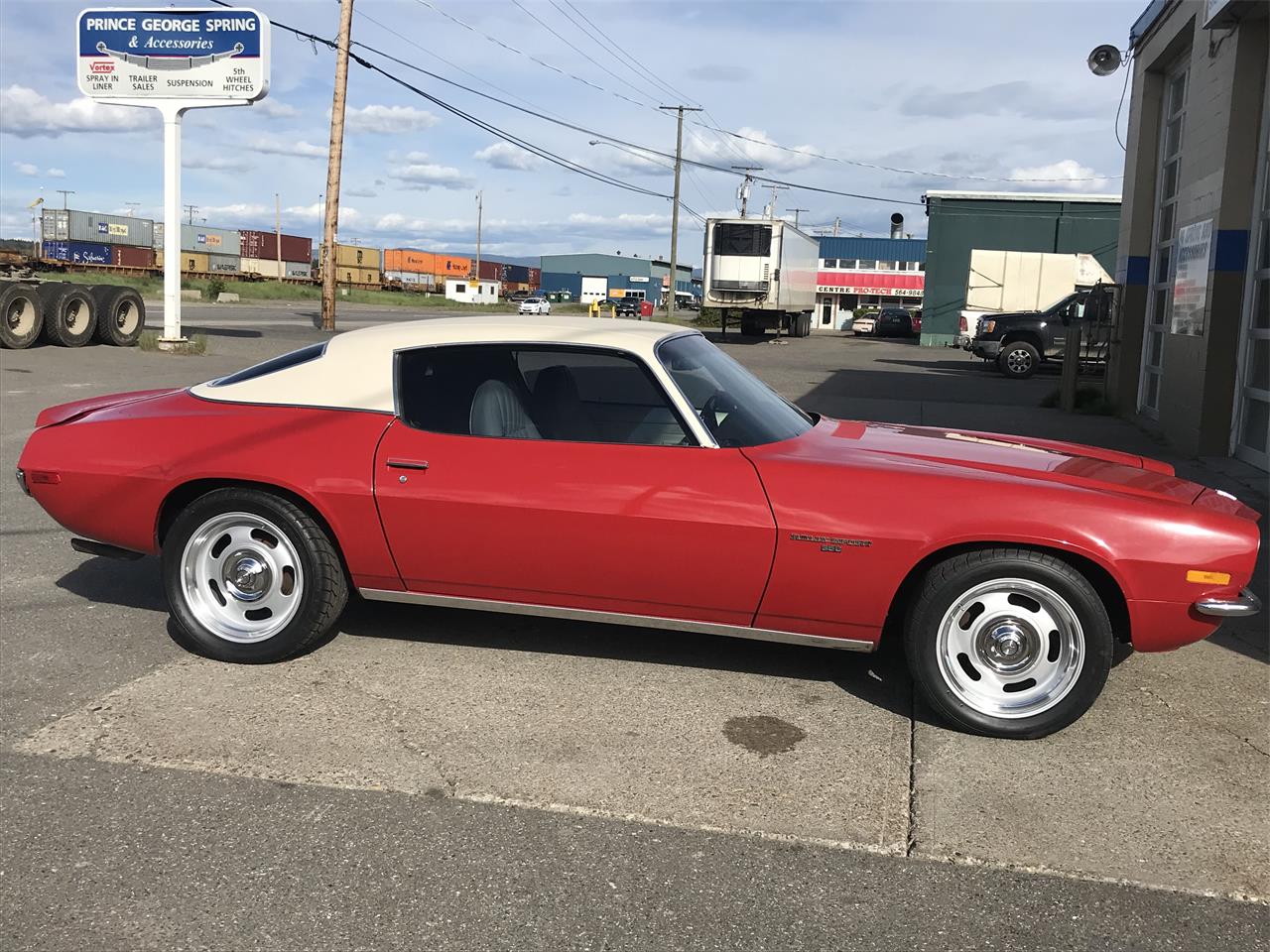 Chevrolet-Camaro-rs-1972-Red-white-vinyl-ro-White