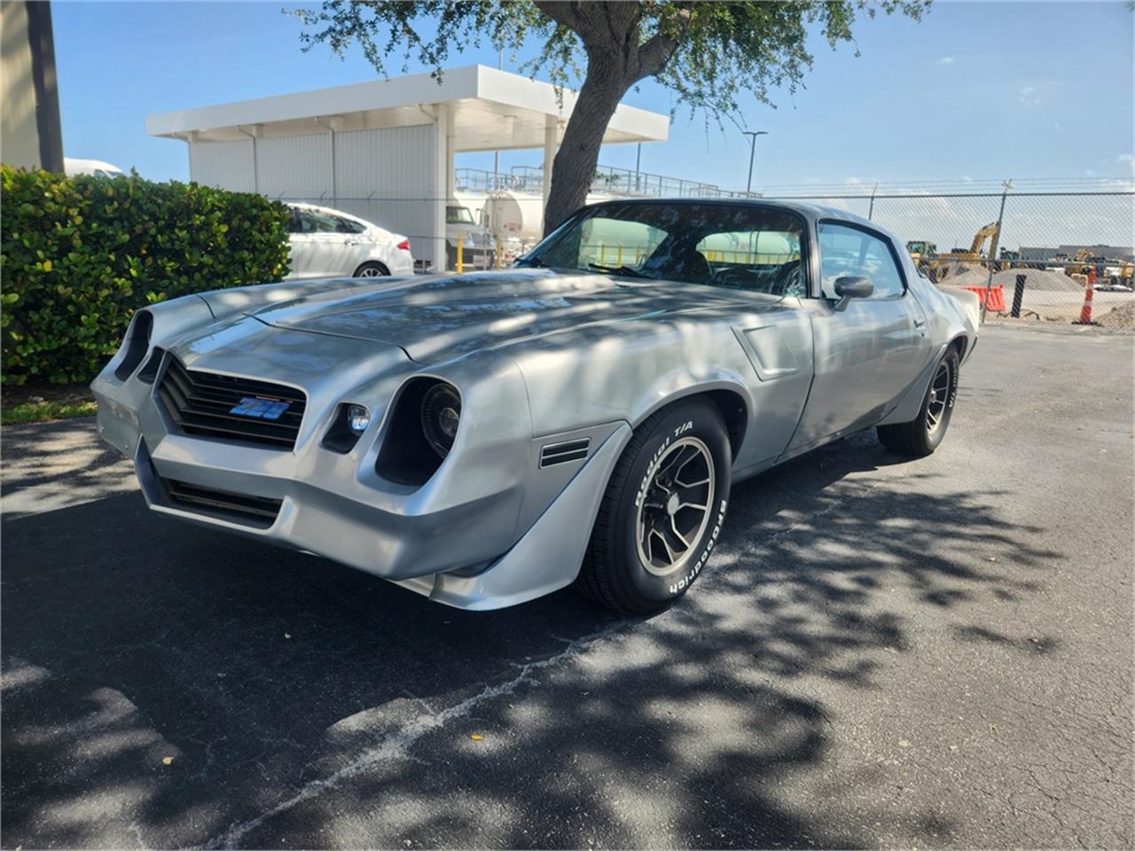 Chevrolet-Camaro-z28-1981-Silver-metallic-Gray-and-black-11