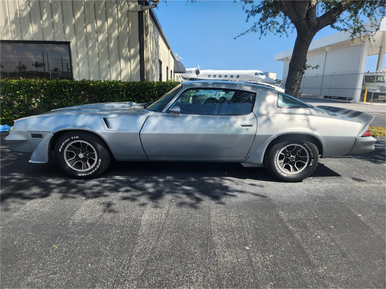 Chevrolet-Camaro-z28-1981-Silver-metallic-Gray-and-black-14