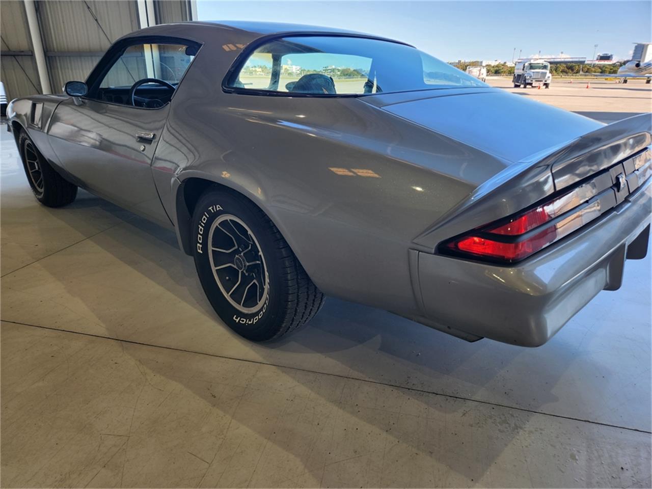 Chevrolet-Camaro-z28-1981-Silver-metallic-Gray-and-black-15