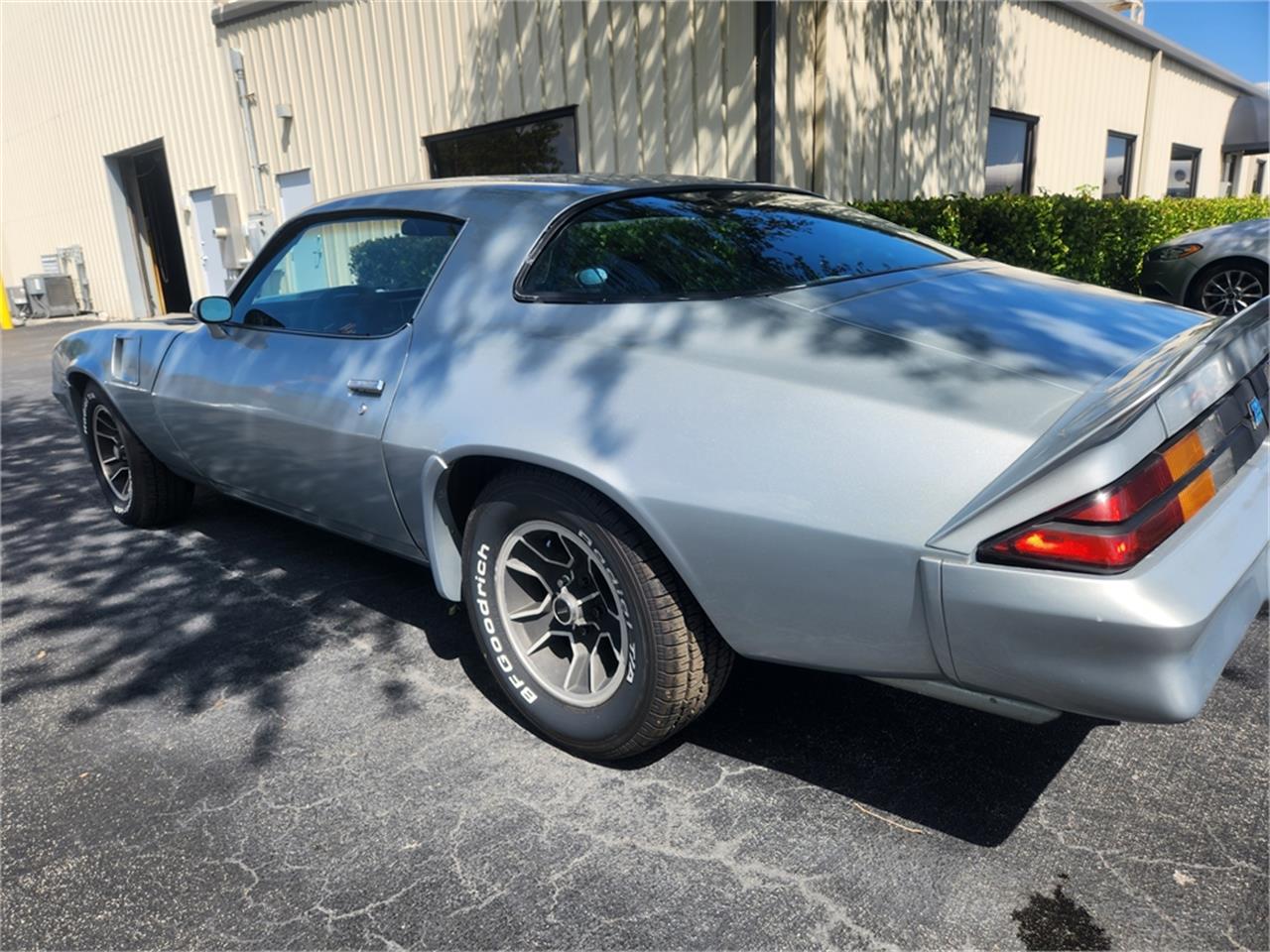 Chevrolet-Camaro-z28-1981-Silver-metallic-Gray-and-black-16