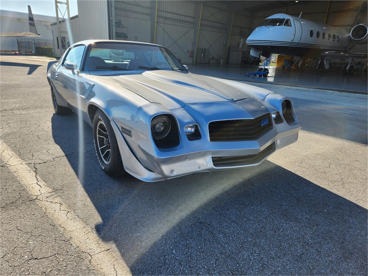 Chevrolet-Camaro-z28-1981-Silver-metallic-Gray-and-black-18