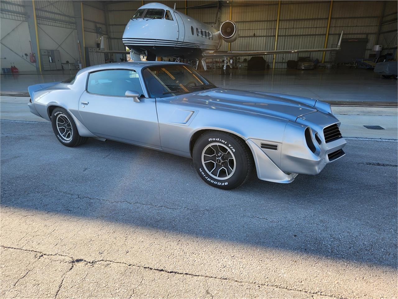 Chevrolet-Camaro-z28-1981-Silver-metallic-Gray-and-black-20