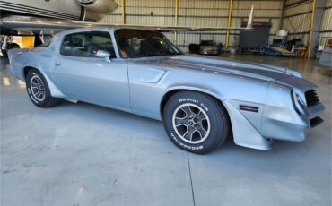 Chevrolet-Camaro-z28-1981-Silver-metallic-Gray-and-black-21