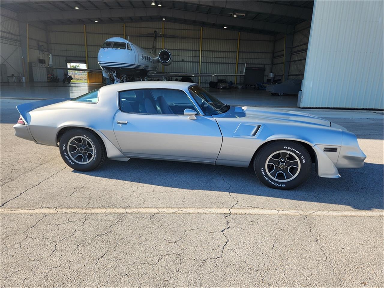 Chevrolet-Camaro-z28-1981-Silver-metallic-Gray-and-black-22