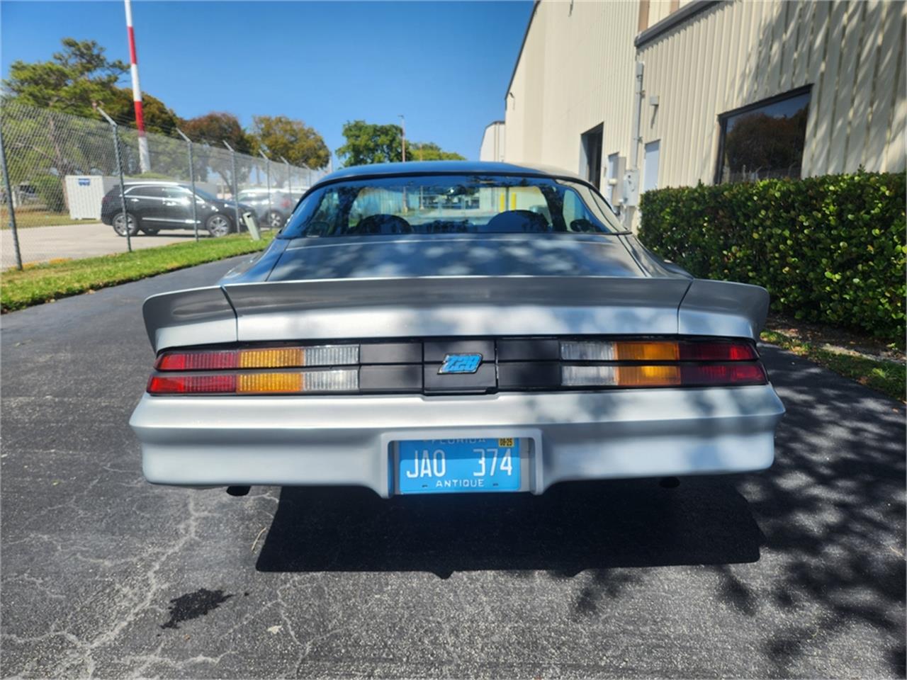 Chevrolet-Camaro-z28-1981-Silver-metallic-Gray-and-black-27
