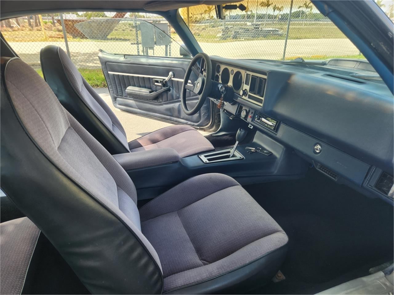Chevrolet-Camaro-z28-1981-Silver-metallic-Gray-and-black-41
