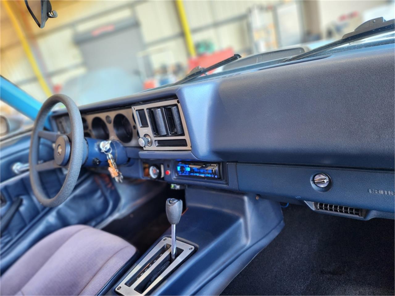 Chevrolet-Camaro-z28-1981-Silver-metallic-Gray-and-black-42