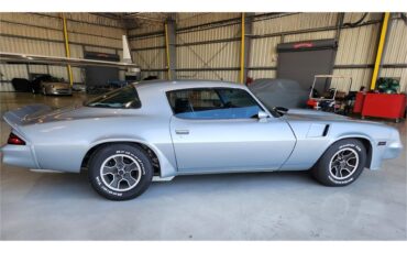 Chevrolet-Camaro-z28-1981-Silver-metallic-Gray-and-black-5