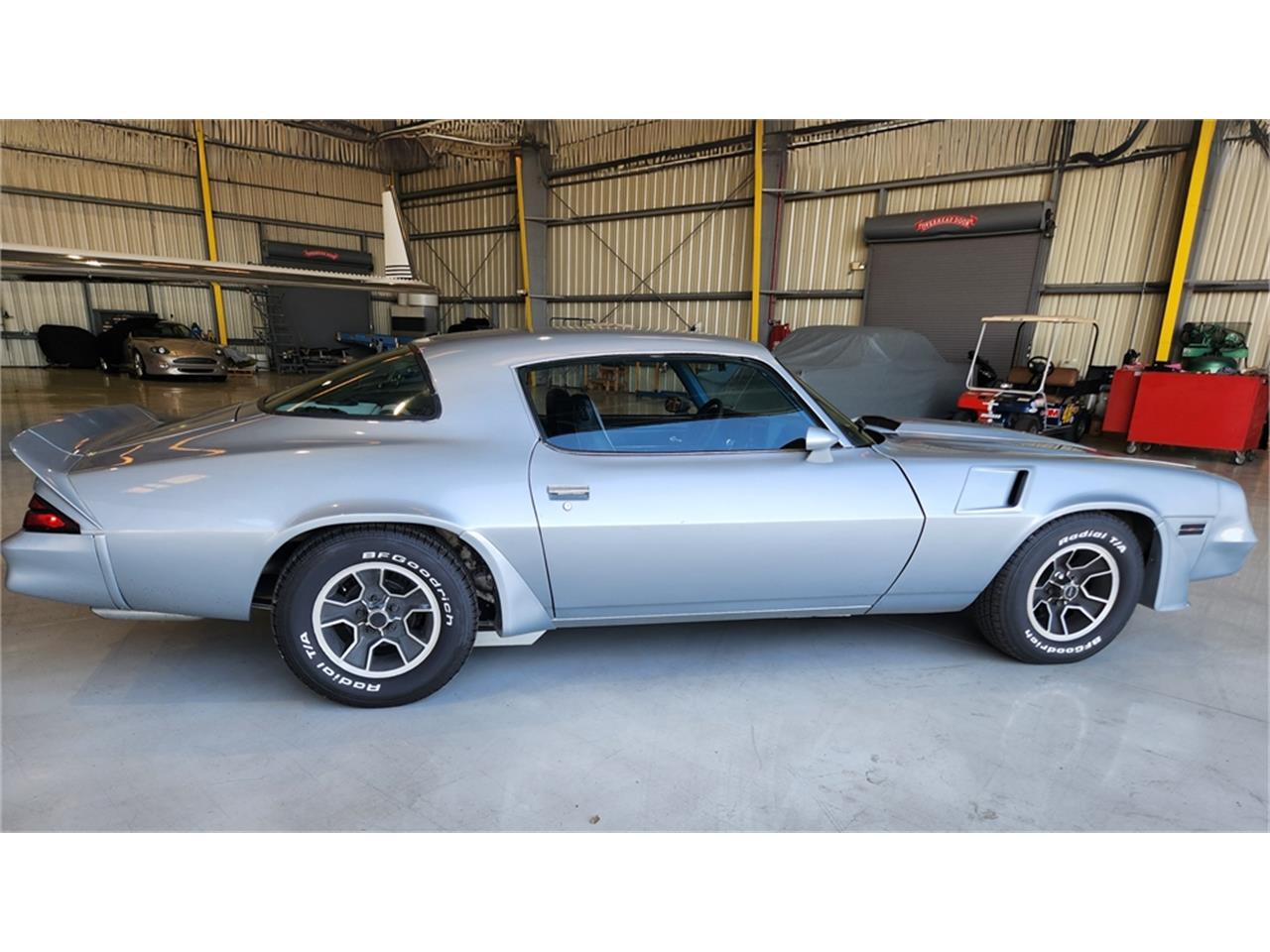 Chevrolet-Camaro-z28-1981-Silver-metallic-Gray-and-black-5