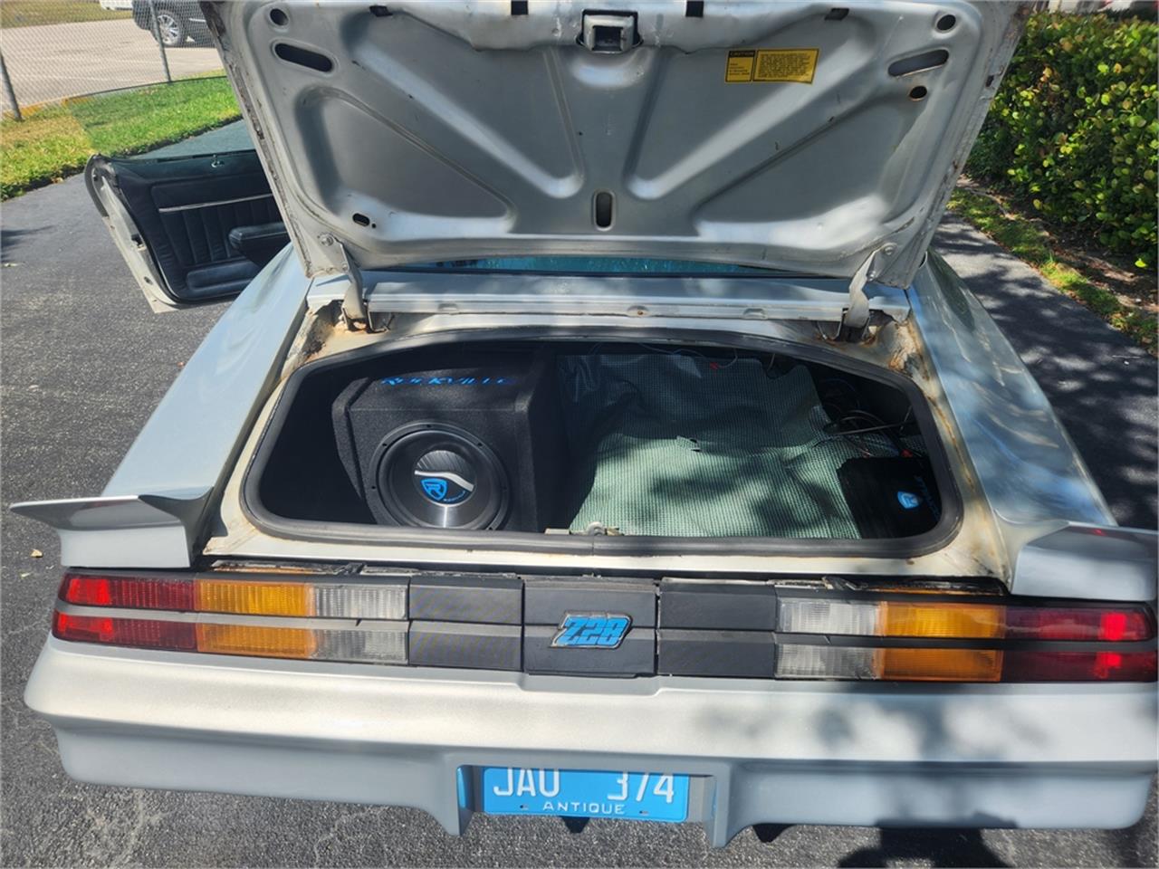 Chevrolet-Camaro-z28-1981-Silver-metallic-Gray-and-black-52