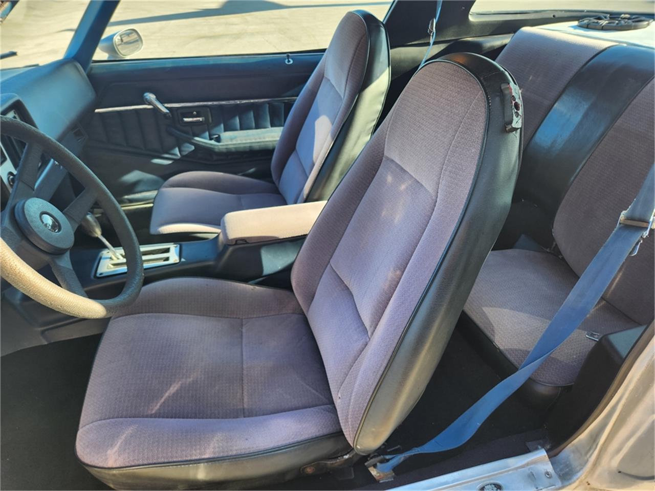 Chevrolet-Camaro-z28-1981-Silver-metallic-Gray-and-black-6