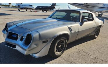 Chevrolet-Camaro-z28-1981-Silver-metallic-Gray-and-black-64
