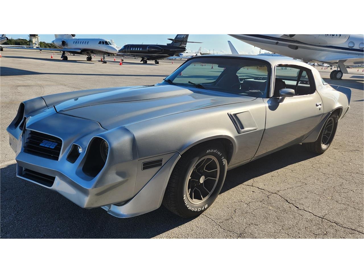 Chevrolet-Camaro-z28-1981-Silver-metallic-Gray-and-black-64