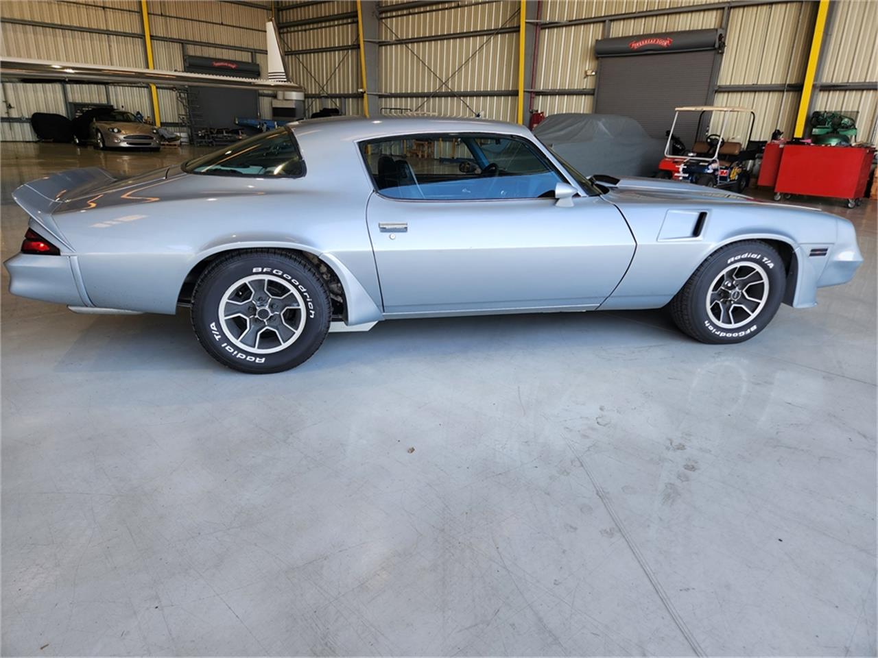 Chevrolet-Camaro-z28-1981-Silver-metallic-Gray-and-black-65