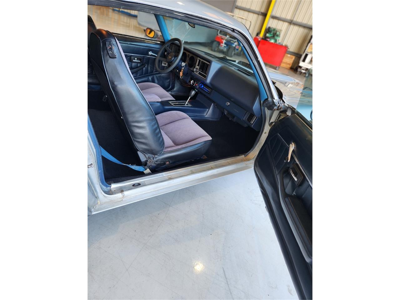 Chevrolet-Camaro-z28-1981-Silver-metallic-Gray-and-black-68