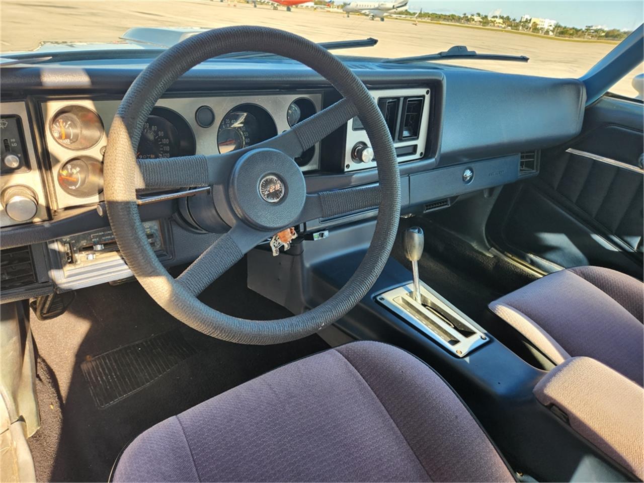 Chevrolet-Camaro-z28-1981-Silver-metallic-Gray-and-black-7