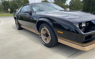 Chevrolet-Camaro-z28-1984-Black-w-Gold-trim-Tan-1