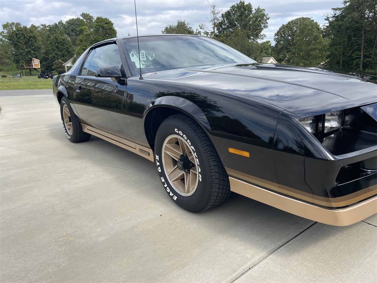 Chevrolet-Camaro-z28-1984-Black-w-Gold-trim-Tan-1