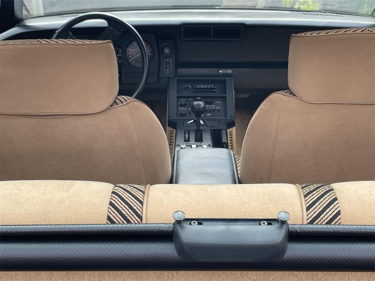 Chevrolet-Camaro-z28-1984-Black-w-Gold-trim-Tan-11