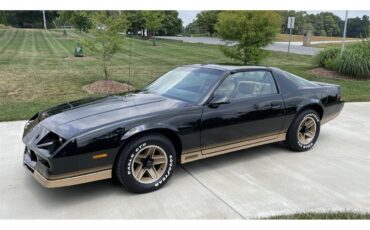 Chevrolet-Camaro-z28-1984-Black-w-Gold-trim-Tan-15