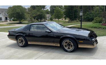 Chevrolet-Camaro-z28-1984-Black-w-Gold-trim-Tan-2