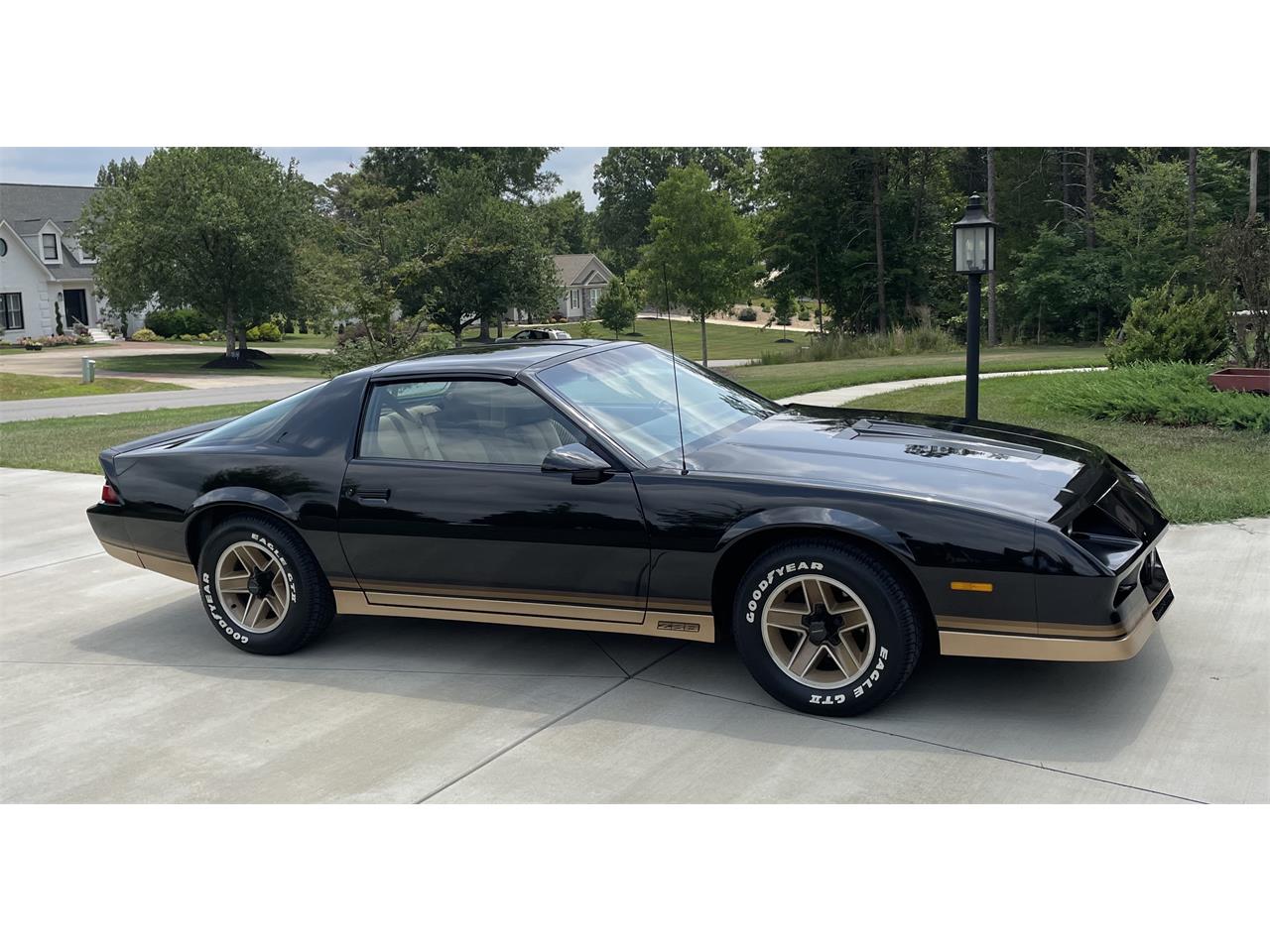 Chevrolet-Camaro-z28-1984-Black-w-Gold-trim-Tan-2