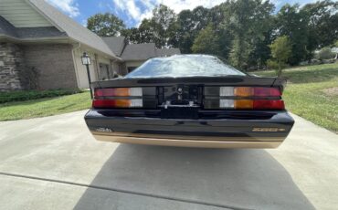 Chevrolet-Camaro-z28-1984-Black-w-Gold-trim-Tan-5