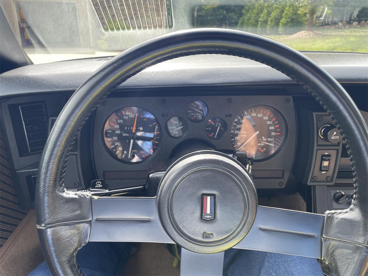 Chevrolet-Camaro-z28-1984-Black-w-Gold-trim-Tan-8