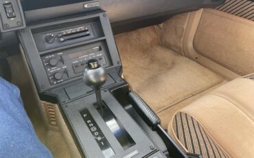 Chevrolet-Camaro-z28-1984-Black-w-Gold-trim-Tan-9