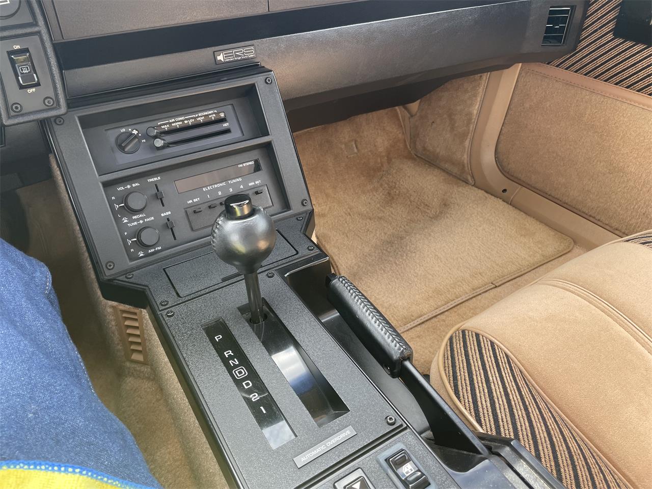 Chevrolet-Camaro-z28-1984-Black-w-Gold-trim-Tan-9
