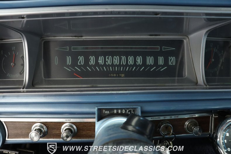 Chevrolet-Caprice-1966-Ermine-white-Blue-5