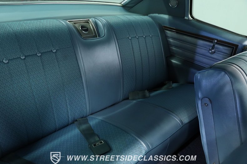 Chevrolet-Caprice-1966-Ermine-white-Blue-7