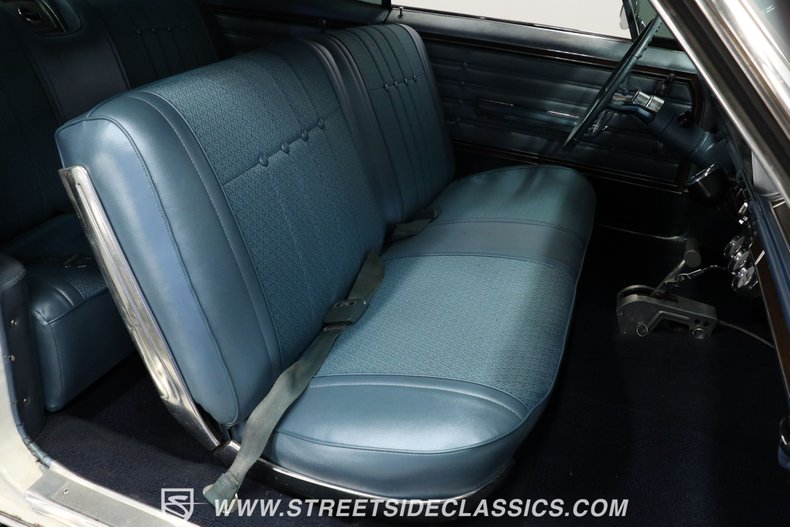 Chevrolet-Caprice-1966-Ermine-white-Blue-8