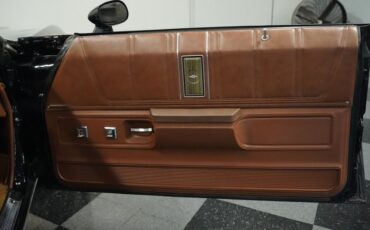 Chevrolet-Caprice-1975-Black-Dark-Saddle-45