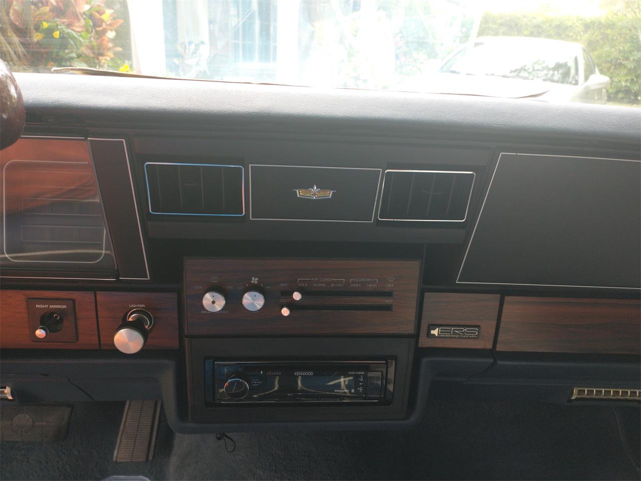 Chevrolet-Caprice-1989-White-Blue-and-White-11