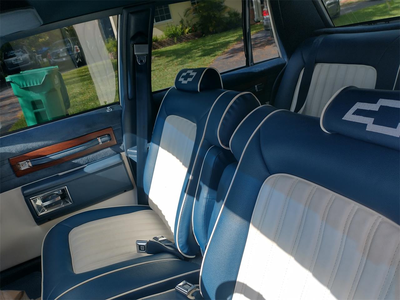 Chevrolet-Caprice-1989-White-Blue-and-White-5