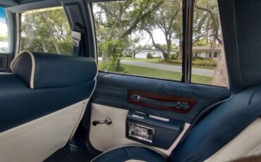 Chevrolet-Caprice-1989-White-Blue-and-White-6