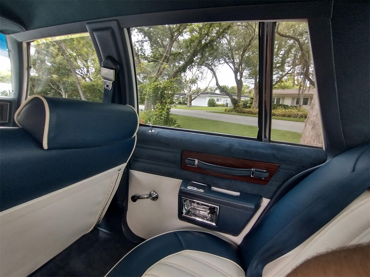 Chevrolet-Caprice-1989-White-Blue-and-White-6