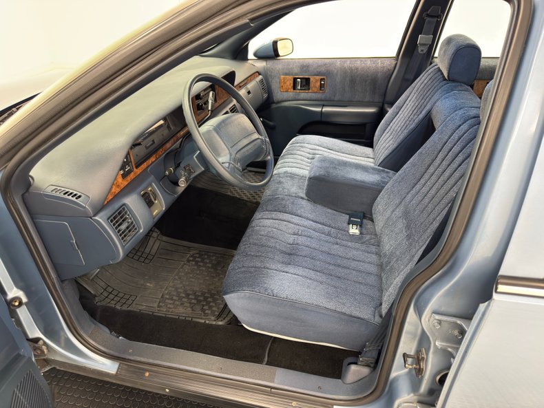 Chevrolet-Caprice-1992-Light-Sapphire-Metal-Blue-35